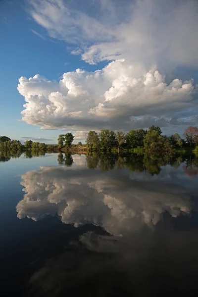 Reflejo de nubes en el agua —  Fotos de Stock