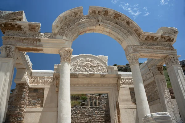 Ephesus kalıntılar mavi gökyüzü arka plan