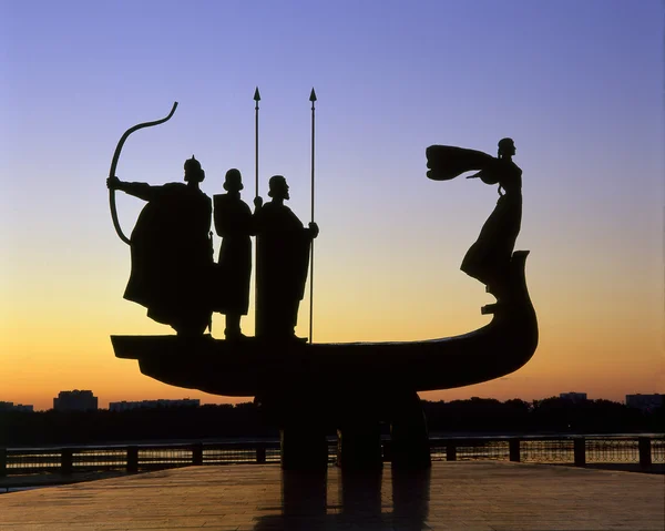 Fundadores de Kiev monumento contra o céu — Fotografia de Stock