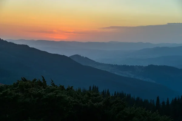 Pohoří v sunrise — Stock fotografie