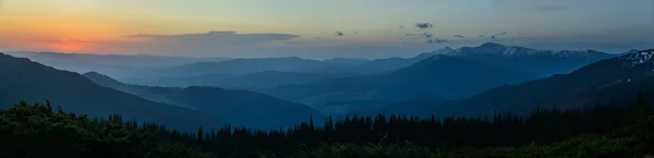Карпатські гори на сході сонця - Панорама — стокове фото