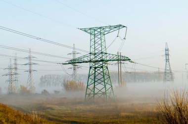 Sonbahar manzara karşı yüksek voltajlı güç hattı