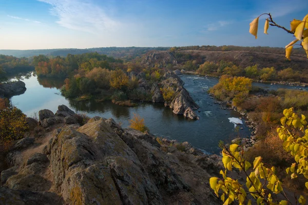 Вид на реку со скал _ осенний сезон — стоковое фото