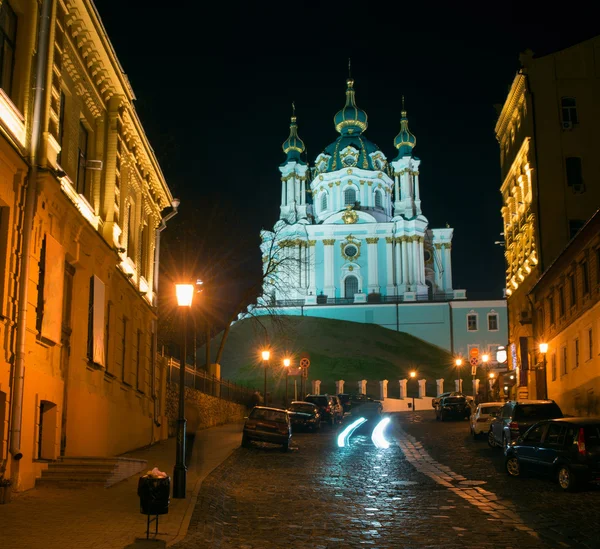 Andriyivskyy Descente avec l'église Saint-André la nuit — Photo