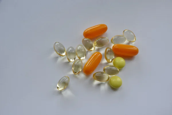 Verschiedene Pillen auf weißem Hintergrund — Stockfoto