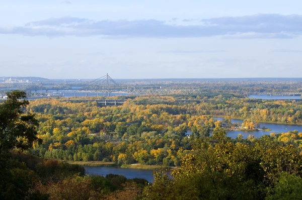 Kiev bruggen en eilanden in de herfst — Stockfoto