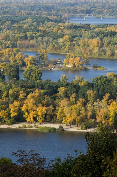 Rio Dnieper com ilhas em Kiev — Fotografia de Stock