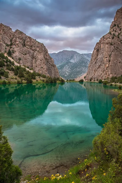 Lac vert dans les montagnes — Photo