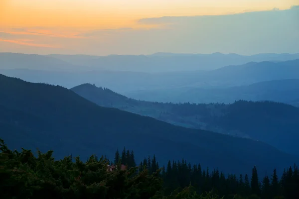 Morgon solljus i bergen — Stockfoto