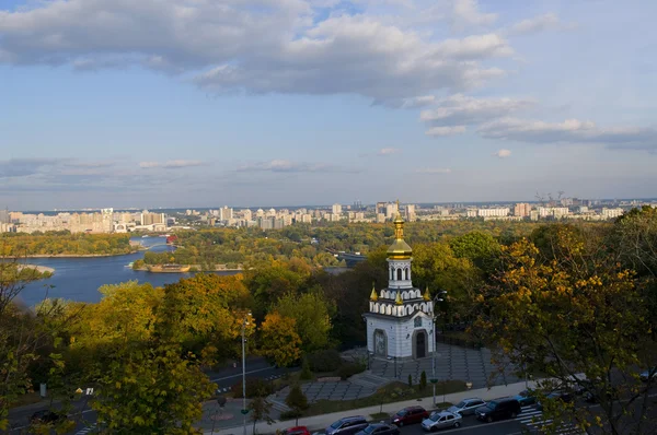 Андрій Первозваний храму проти осінній пейзаж — стокове фото