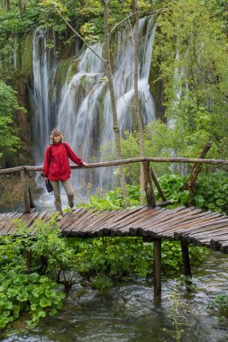 Plitvice Gölleri Park kırmızı ceket giymiş kadın