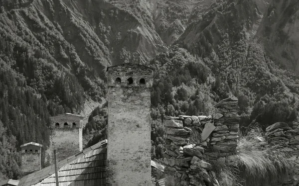 Svaneti torres imagem preto-e-branco — Fotografia de Stock