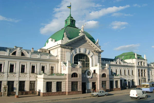 Železniční Stanice Černovci Chernovtsy Modrá Obloha Pozadí — Stock fotografie