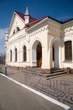 Malyn tren istasyonu mavi gökyüzü arka planına karşı. Dikey bileşim.