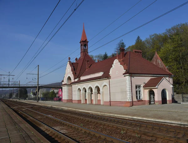 Estação Caminho Ferro Sanatoriy Carpati Sanatório Karpaty Céu Azul Brilhante — Fotografia de Stock