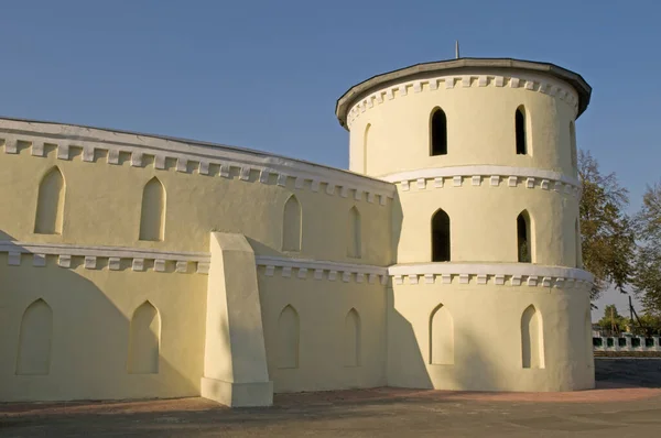 Mavi gökyüzü arka planına karşı yuvarlak bahçe binası. Trostyanets 'teki Galitzine Sarayı. Kompozisyonun köşesinde sonbahar ağacı görülür.