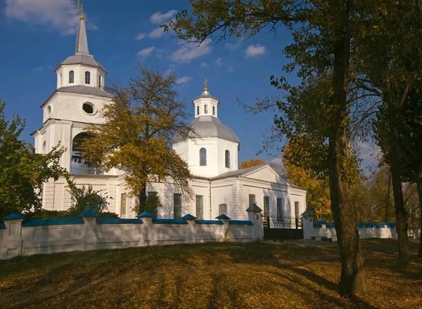 Biały Kościół Zwiastowania Otoczony Złotymi Jesiennymi Drzewami Błękitnym Niebem Punkty — Zdjęcie stockowe