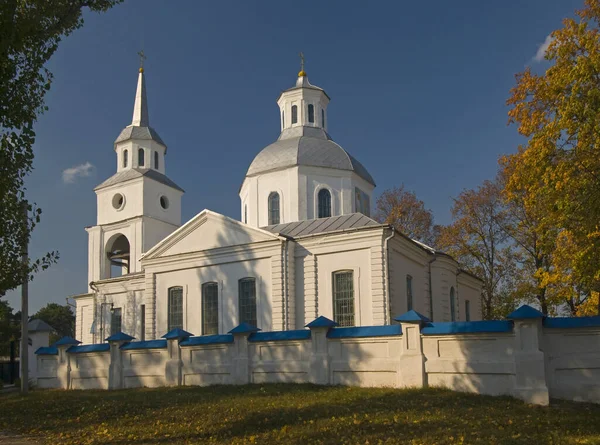 Igreja Anunciação Branca Com Árvores Outono Douradas Céu Azul Marcos Imagens Royalty-Free