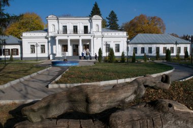 Trostyanetler, Sumy Oblastı / Ukrayna - 08.10.2011. Trostyanets 'teki Galitzine Sarayı. Sonbahar mevsimi.