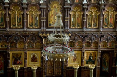 Iconostasis ve avize, Bila Krynytsia 'daki Varsayım Katedrali.
