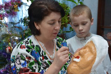 Vashkivtsi, Chernivtsi Oblastı, Ukrayna - 14.01.2013: Ukraynalı usta Malanka bayramı için maskeyi dekore etti.