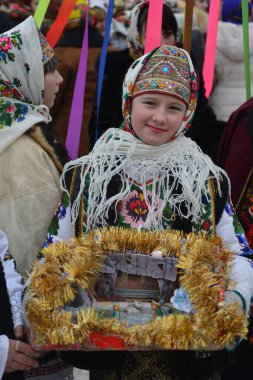 Vashkivtsi, Chernivtsi Oblastı, Ukrayna - 14.01.2013: Malanka kutlaması. Ukrayna kostümlü bir kız. Şenlik. Vashkivtsi.