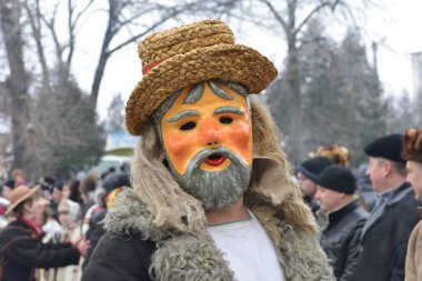 Vashkivtsi, Chernivtsi Oblastı, Ukrayna - 14.01.2013: Malanka kutlaması. Kostümlü ve maskeli bir adam. Şenlik. Vashkivtsi.