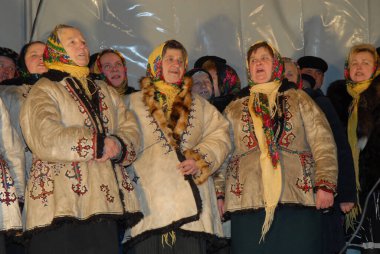 Goroshova, Ternopil Oblastı, Ukrayna - 14.01.2013: Malanka kutlamasında şarkı söyleyen Ukraynalı kostümlü yaşlı kadınlar.
