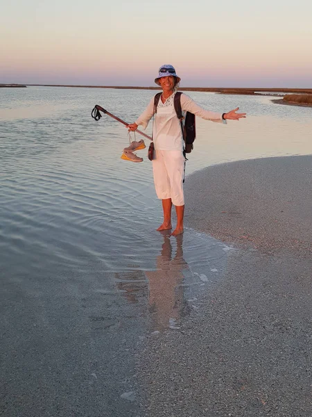 Fording Rzeki Podczas Wędrówki Spacer Wyspie Dzharylhach Kobieta Jest Szczęśliwa — Zdjęcie stockowe