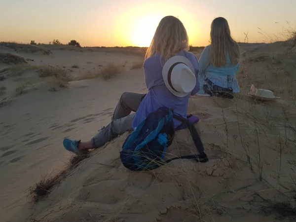 Duas Mulheres Contemplam Pôr Sol Areias Oleshkovsky Oleshky Sands Oleshkivski Imagem De Stock