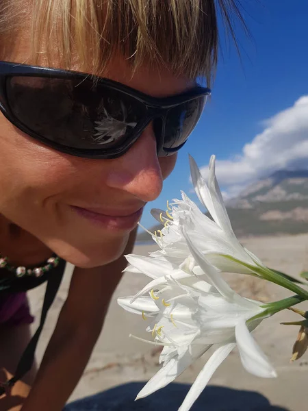 Rapariga Cheirar Lírio Areia Branco Flor Reflete Óculos Escuros Céu — Fotografia de Stock
