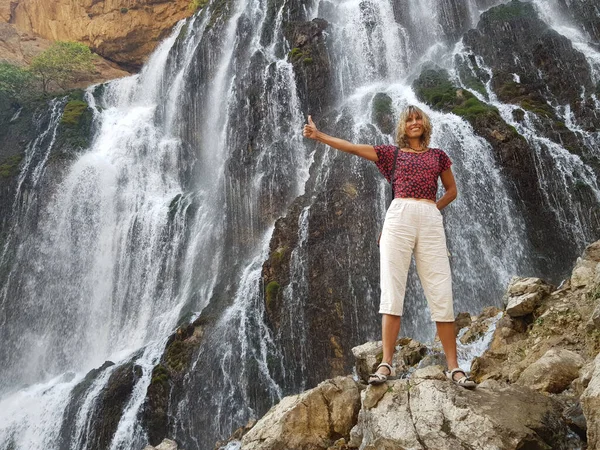 Chica Sonriente Frente Cascada Masiva Kapuzbasi — Foto de Stock