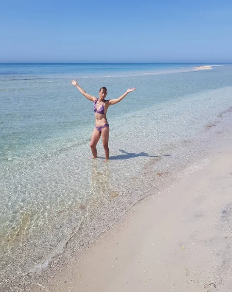 Meisje Badpak Staat Ondiep Water Zee Helder Kalm Lucht Blauw — Stockfoto