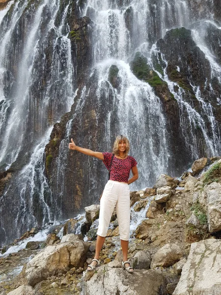 Menina Feliz Frente Uma Cachoeira Enorme Kapuzbasi — Fotografia de Stock