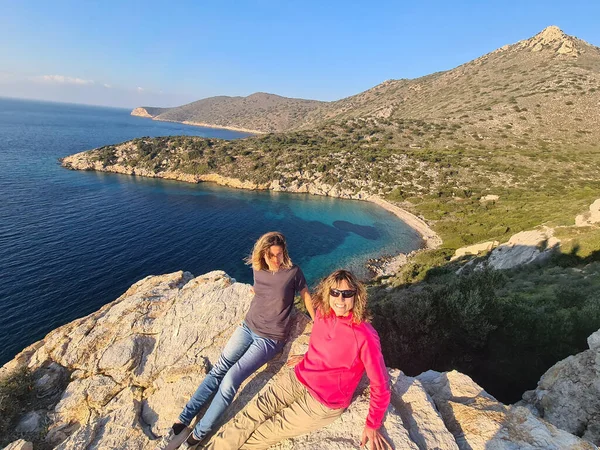 Duas Mulheres Sentam Rocha Capa Marinha Península Datca Segundo Plano — Fotografia de Stock