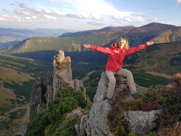 Gelukkige Vrouw Poserend Spitzi Top Prachtig Landschap Achter Toerist — Stockfoto