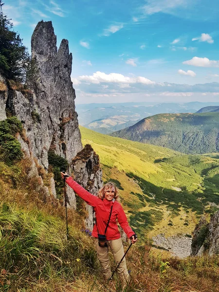 Mulher Casaco Brilhante Sobe Monte Spitzi Caminhadas Nas Montanhas Dos — Fotografia de Stock