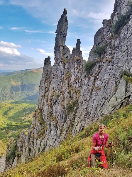 明るい服の女性スピッツィ山に登る カルパチア山脈のハイキング — ストック写真