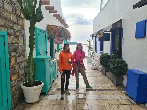 Duas Mulheres Rua Com Casas Brancas Bodrum Perto Embamkment — Fotografia de Stock