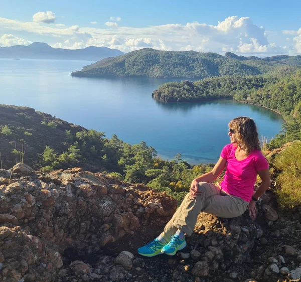 Flicka Från Utsiktspunkten Beundrar Havet Vackra Vikar Datca Halvön Turkiet — Stockfoto