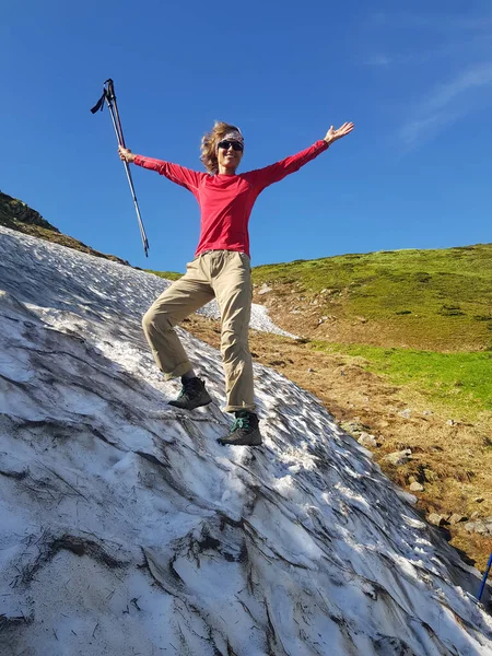 Menina Feliz Camisa Vermelha Está Neve Montanhas Verdes Céu Azul — Fotografia de Stock