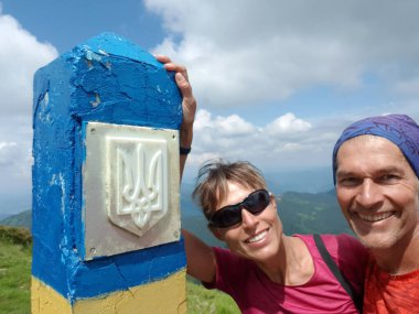 Dağlardaki Ukrayna sınır karakolu ve yanındaki gülümseyen insanlar. Karpat Dağları 'ndaki Maramures (Maramuresh) sırtı.