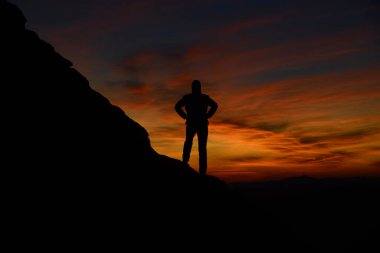 Güneşin doğuşuna karşı Mount ve Man silueti.