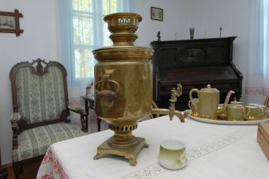 Gri evdeki oturma odası. Lesya Ukrayna 'nın Kolodiazhne' deki evi. Önplanda büyük bir semaver.