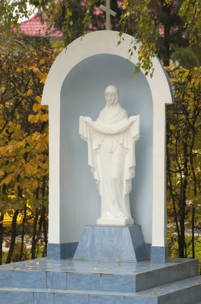 ハミルニクのリゾートタウンで聖母マリアの白い彫刻 — ストック写真