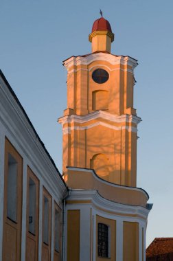 Olyka Radziwill Sarayı 'nın güneş ışığı kulesi. Dikey bileşim.