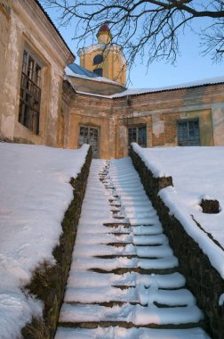 Olyka Kalesi karla kaplandı. Arka planda mavi gökyüzü. Dikey bileşim.