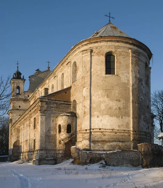 Colegas Catedral Contra Fundo Céu Azul Neve Vista Primeiro Plano — Fotografia de Stock