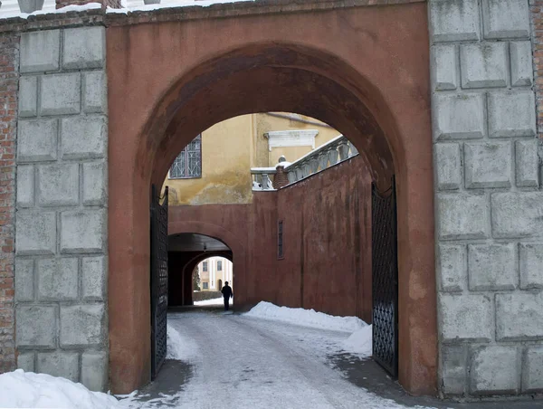 オリンピックの中世Radziwills城への入り口 道路には雪が積もっている — ストック写真