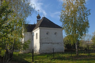 Olimpika 'da Peter ve Paul' un Şapeli. Arka planda mavi gökyüzü. Sonbahar huş ağaçları kompozisyonu canlandırır.